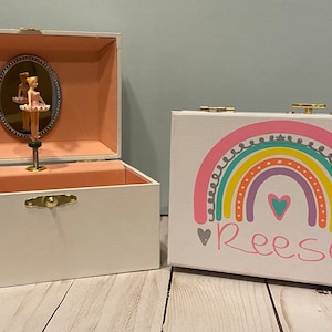 Personalisierte Spieluhr Schmuckschatulle, Schmuckschatulle für Mädchen, Regenbogen Schmuckschatulle, personalisierte Schmuckschatulle mit Musik, Blumenmädchen Geschenk
