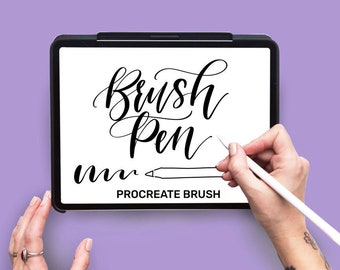Puede incluir: Una tableta digital que muestra el texto "Brush Pen" en letras cursivas negras. El texto "Procreate Brush" también es visible en la pantalla. Una mano sostiene un lápiz blanco y dibuja en la tableta.