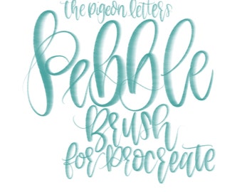 Puede incluir: Gráfico de arte digital con el texto "the pigeon letters Pebble Brush for Procreate" en una fuente de escritura turquesa. Las palabras están superpuestas sobre un fondo blanco.