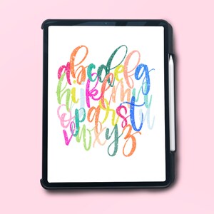 Puede incluir: Una tableta digital con una pantalla blanca que muestra un alfabeto escrito a mano de colores. Las letras son de varios colores, incluyendo rosa, azul, verde, amarillo y naranja. La tableta est&aacute; sobre un fondo rosa.