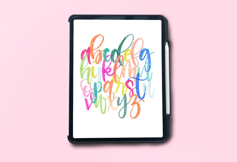 Puede incluir: Una tableta digital con una pantalla blanca que muestra un alfabeto escrito a mano de colores. Las letras son de varios colores, incluyendo rosa, azul, verde, amarillo y naranja. La tableta est&aacute; sobre un fondo rosa.