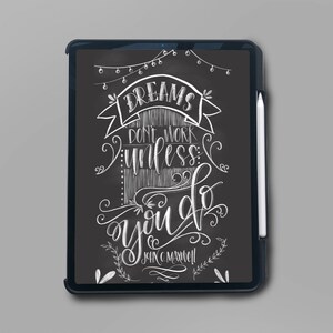 Puede incluir: Una tableta digital negra con un l&aacute;piz blanco. La pantalla muestra una cita en estilo tiza blanca sobre un fondo negro: "Los sue&ntilde;os no funcionan a menos que los hagas." - John C. Maxwell.