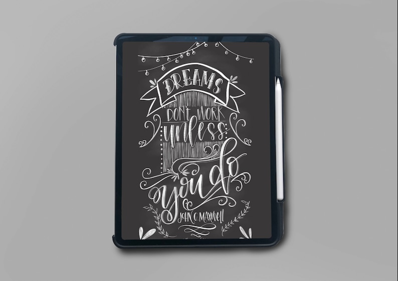 Puede incluir: Una tableta digital negra con un l&aacute;piz blanco. La pantalla muestra una cita en estilo tiza blanca sobre un fondo negro: "Los sue&ntilde;os no funcionan a menos que los hagas." - John C. Maxwell.