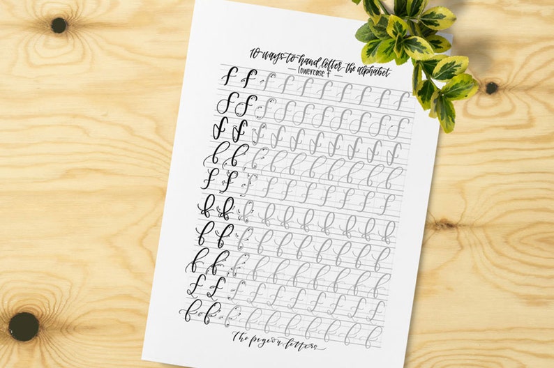 Puede incluir: Una hoja de trabajo imprimible con 10 formas diferentes de escribir a mano la letra min&uacute;scula "f" en cursiva. La hoja de trabajo incluye el texto "10 formas de escribir el alfabeto a mano" y "Min&uacute;scula f".