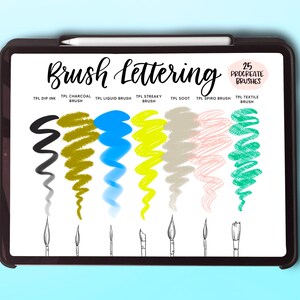 Puede incluir: La pantalla de una tableta digital que muestra una variedad de trazos de pincel creados con 25 pinceles de Procreate. Los trazos de pincel est&aacute;n etiquetados con sus nombres, como "Dip Ink", "Charcoal", "Liquid Brush", "Streaky", "Soot", "Spiro" y "Textile".