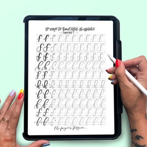 Puede incluir: Una pantalla de tableta digital que muestra una hoja de trabajo con 10 formas diferentes de escribir la letra "f" en cursiva. La hoja de trabajo se titula "10 formas de escribir el alfabeto a mano - f min&uacute;scula". Una mano sostiene un l&aacute;piz &oacute;ptico sobre la pantalla.