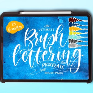 Puede incluir: Una pantalla de tableta azul que muestra un paquete de pinceles de arte digital para Procreate. El texto en la pantalla dice "The Ultimate Brush Lettering Procreate Brush Pack" y "25 Brushes". El paquete de pinceles incluye una variedad de trazos de pincel en diferentes colores.