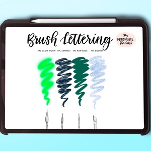 Puede incluir: La pantalla de una tableta digital que muestra un conjunto de 25 pinceles Procreate para lettering con pincel. El texto "Brush lettering" est&aacute; escrito en una fuente manuscrita. La pantalla muestra cuatro trazos de pincel en diferentes colores: verde, negro, verde oscuro y azul. El texto "TPL GLOW WORM", "TPL ASPHALT", "TPL RAW EDGE" y "TPL BILLOW" se muestra debajo de los trazos de pincel.