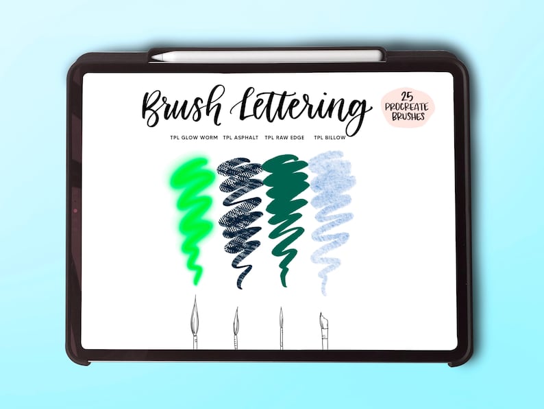 Puede incluir: La pantalla de una tableta digital que muestra un conjunto de 25 pinceles Procreate para lettering con pincel. El texto "Brush lettering" est&aacute; escrito en una fuente manuscrita. La pantalla muestra cuatro trazos de pincel en diferentes colores: verde, negro, verde oscuro y azul. El texto "TPL GLOW WORM", "TPL ASPHALT", "TPL RAW EDGE" y "TPL BILLOW" se muestra debajo de los trazos de pincel.