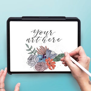 Può includere: Un tablet digitale bianco con una cornice nera mostra un disegno floreale e il testo "your art here". Una mano tiene uno stilo bianco e disegna sullo schermo.
