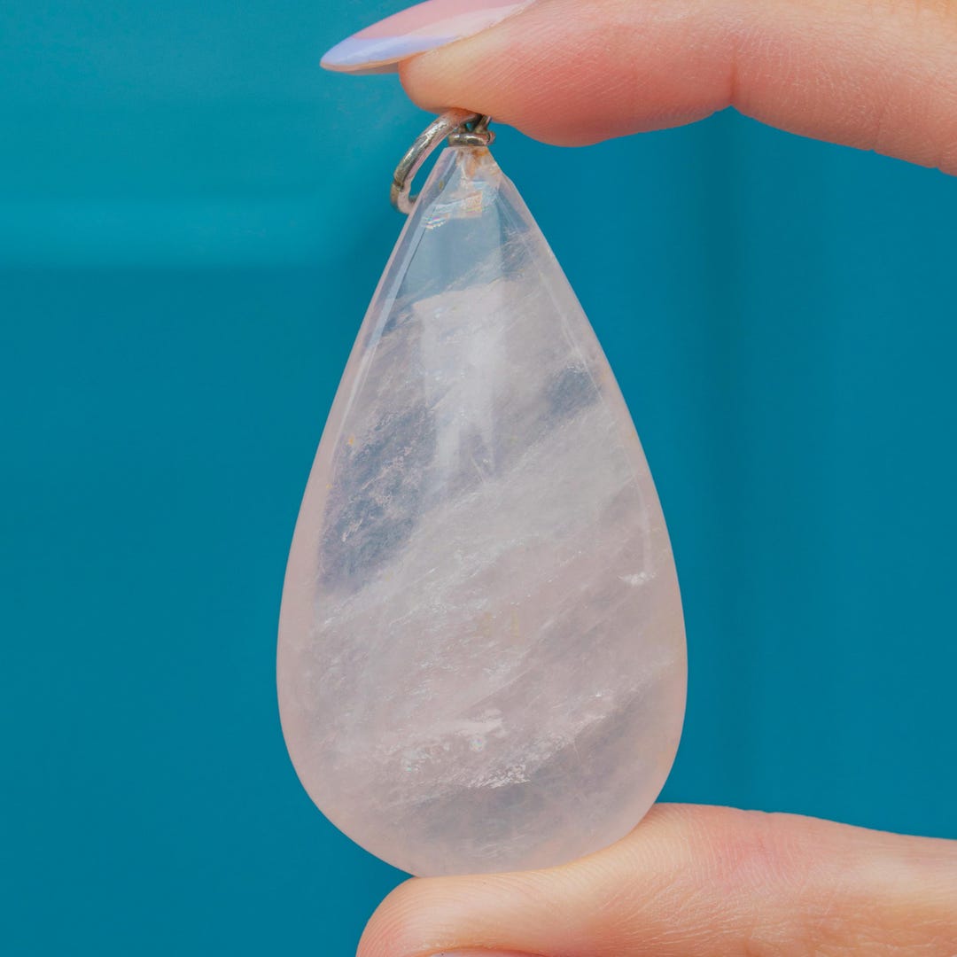 Quartz rose en pendentif AA | Les soins de Mylie Quartz rose en pendentif AA | Les soins de Mylie