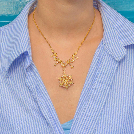 Collana con fiore di orchidea e perla – Elegante ciondolo placcato oro o argento / Gioielli da sposa / Delicato design floreale / Regalo per lei