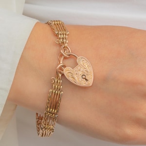 Antique 9ct Gold Gate Bracelet with Engraved Heart Padlock