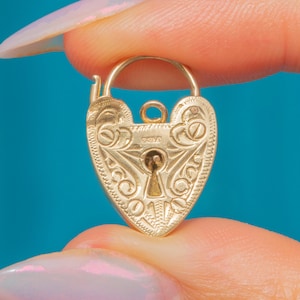 Colgante de candado con forma de corazón grabado en oro de 9 quilates de mediados de siglo