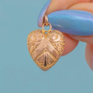 Antike 9 Karat Gold graviert Puffy Herz Anhänger