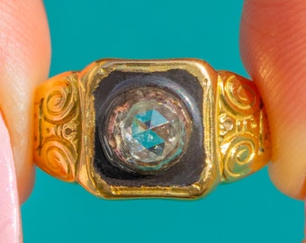 Anillo victoriano de oro de 18 quilates con diamante talla rosa y esmalte.