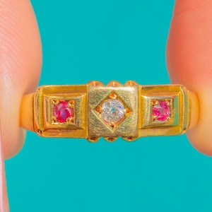 Anillo apilable antiguo de oro de 18 quilates con rubíes y diamantes, circa 1891.