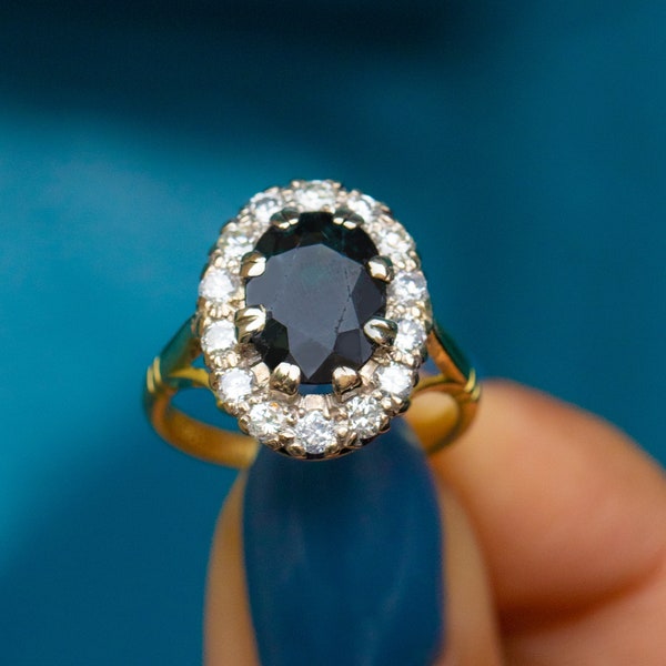 18ct Gold Natural Sapphire Diamond Oval Cluster Ring, Sapphire 3.80ct.