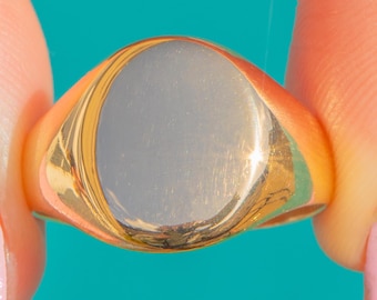 Anillo de sello ovalado clásico de oro de 18 quilates, estilo antiguo, color mantequilla, circa 1918.