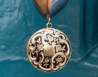 Medallón de esmalte blanco y negro de oro de 9 quilates de estilo victoriano temprano