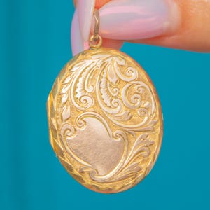 Edwardian Solid 9ct Gold Engraved Locket c.1908