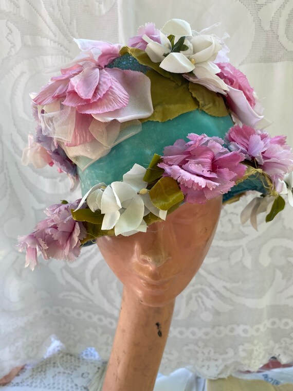Cap with flowers
