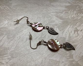 Earrings with MOTHER OF PEARL BUTTONS WITH LEAVES