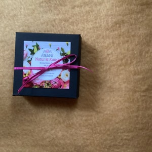 Geschenkbox mit 4 BLÜTENHERZKARTEN mit Goldprägedruck und Umschlägen