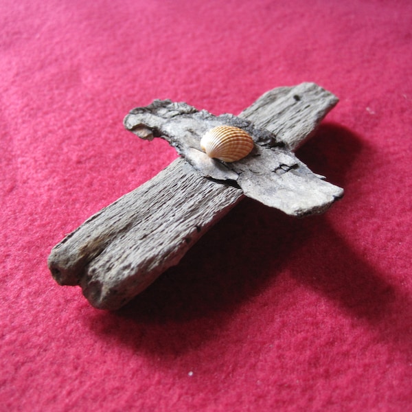 Kreuz aus Fundholz mit MUSCHEL