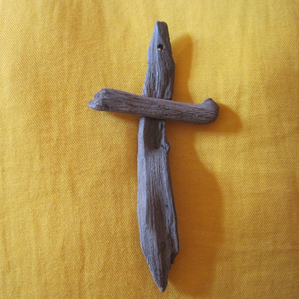 Kreuz aus Fundholz