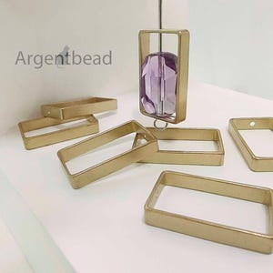 Puede incluir: Una bandeja de servir de madera hecha a mano con un acabado natural. La bandeja rectangular tiene bordes elevados y asas integradas. La veta de la madera es visible. Dimensiones: 45.7 cm de largo, 30.5 cm de ancho y 5.1 cm de alto.