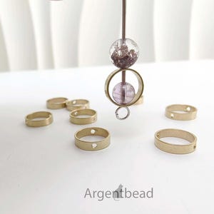 Puede incluir: Un juego de tres tazas de cerámica con un acabado moteado y mate. Cada taza presenta un color diferente: azul claro, crema y gris. Las tazas tienen un diseño simple y moderno y un asa cómoda.