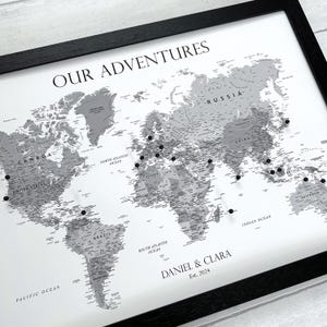Tableau d'affichage personnalisé monochrome de carte du monde, cadeau personnalisé pour lui, décoration murale industrielle moderne en noir et blanc en niveaux de gris, tableau d'affichage A3 personnalisé