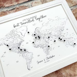 Personalisierte kleine schwarz-weiße Weltkarte mit Aufdruck, Länder und US Bundesstaaten beschriftet, Abenteuer Reisekarte, Hochzeitsgeschenk