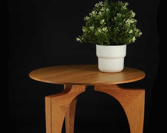 Solid Oak Round End Table – Handmade Wooden Nightstand – Minimalist Sculptural Side Table