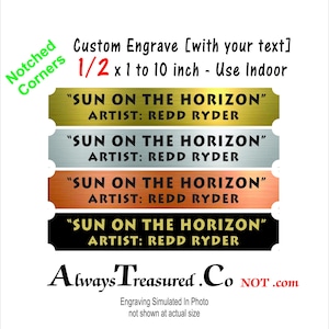 Puede incluir: Letreros de interior grabados a medida con esquinas dentadas. Los letreros están disponibles en oro, plata, cobre y negro. Cada letrero dice "SUN ON THE HORIZON" del artista REDD RYDER. Los letreros miden 1,27 cm x 2,54 cm a 25,4 cm.