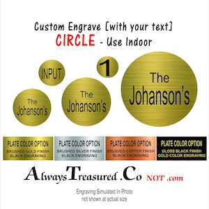 Op de afbeelding: Afbeelding met goudkleurige cirkelvormige platen met de tekst "The Johanson's" en "INPUT". De afbeelding bevat tekst: "Custom Engrave [with your text] CIRCLE - Use Indoor". Plaatkleuropties worden getoond.