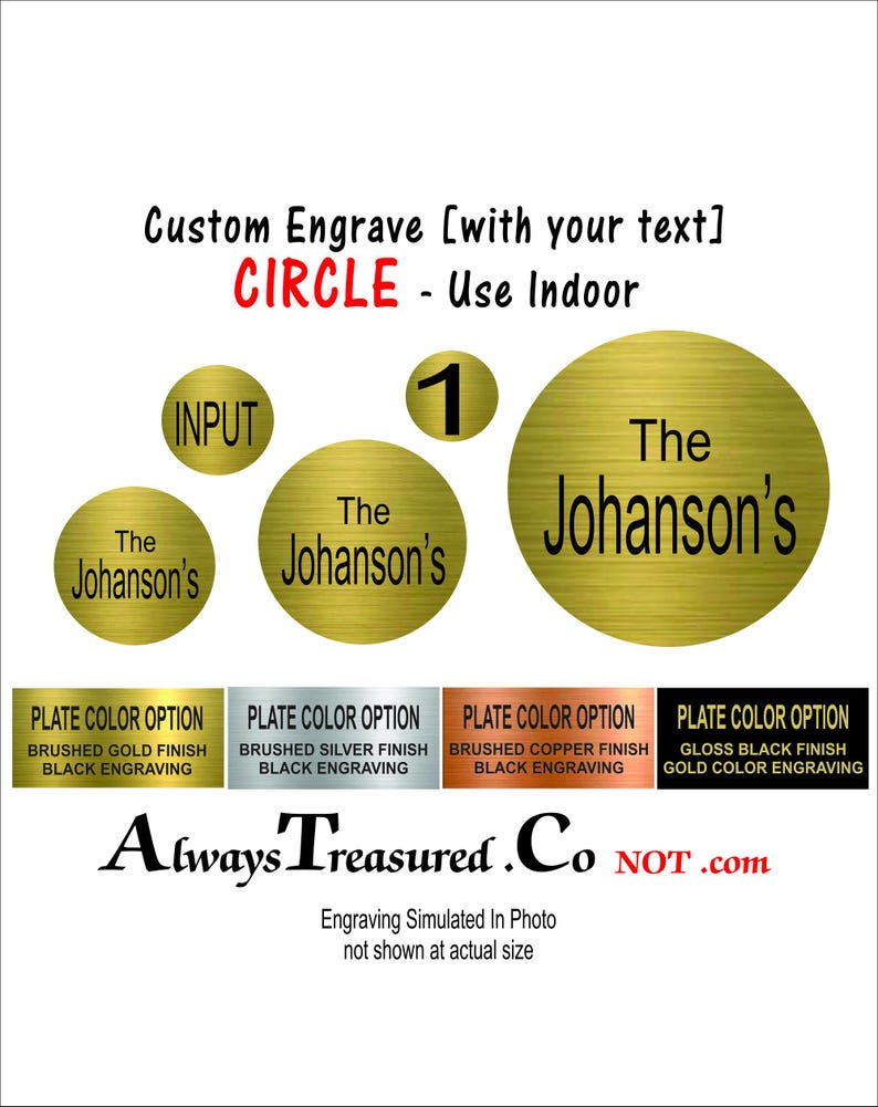 Op de afbeelding: Afbeelding met goudkleurige cirkelvormige platen met de tekst "The Johanson's" en "INPUT". De afbeelding bevat tekst: "Custom Engrave [with your text] CIRCLE - Use Indoor". Plaatkleuropties worden getoond.