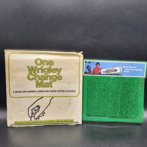 Vintage WRIGLEY&#39;S Chewing Gum Counter Top Store Display Astroturf Change Mat. Spearmint