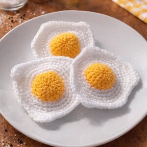 Juego de 3 huevos fritos tejidos a crochet para una cocina de juguete