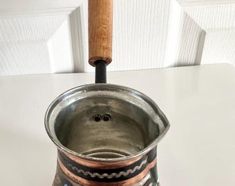 Antyczny, ręcznie grawerowany turecki dzbanek do kawy z drewnianym uchwytem