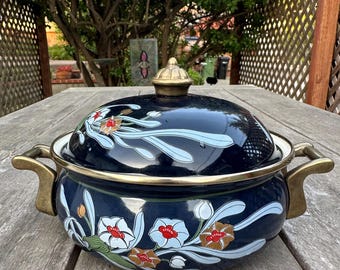 Olla de cocina vintage Sanko Japan de color azul cobalto esmaltada con detalles de latón.