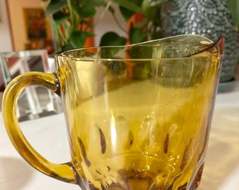 Dzbanek ze szkła bursztynowego