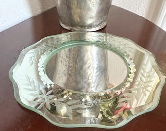 Specchio da tavolo vintage in vetro smussato con decorazione incisa.
