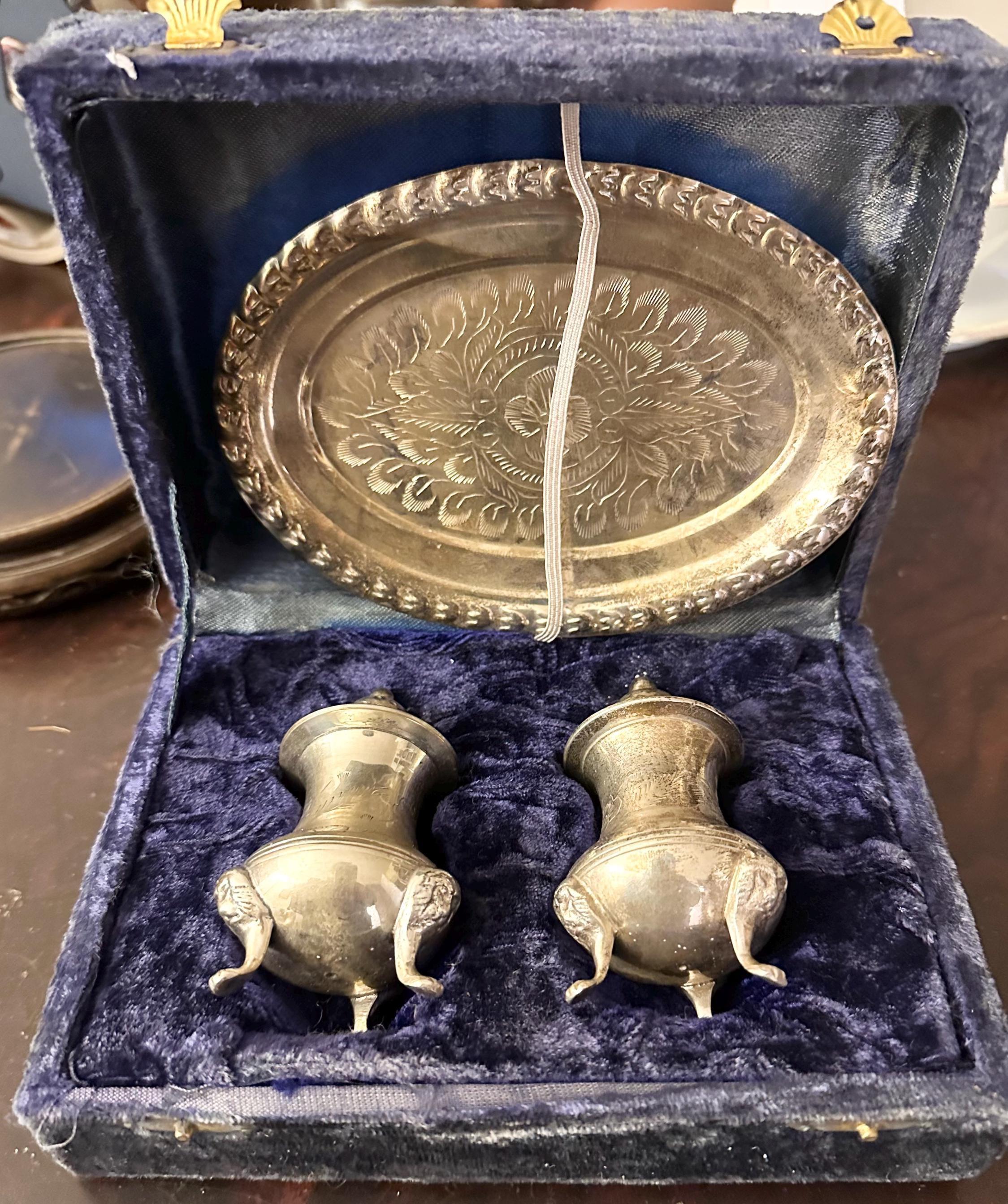 インドのシルバーコンディメント（塩、ペッパー容器）　アンティーク インド製シルバーセット、塩コショウ入れとトレイ付き - Etsy 日本