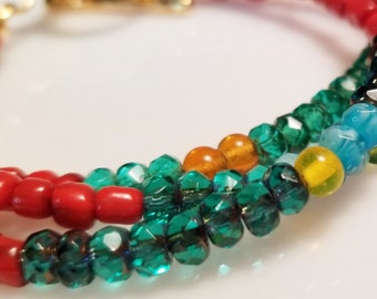 Vintage Coral Three Strand Necklace with Czech Beads: A Natural and Easy-Going Gold Clasp