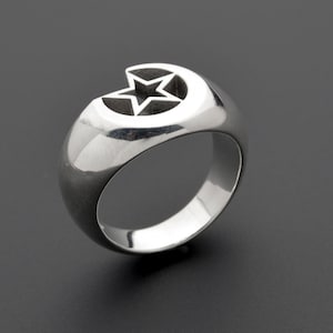 以下が含まれることがあります： 中央にくり抜かれた星が特徴の三日月デザインの銀の指輪