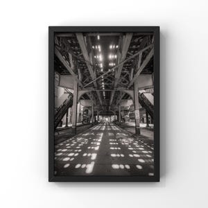 Arte mural del tren L de Chicago: Impresión fotográfica de arquitectura urbana en blanco y negro