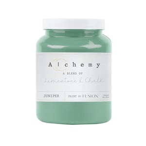 Könnte beinhalten: Ein grüner Farbtopf mit der Aufschrift "Alchemy A Blend of Limestone & Chalk", dem Farbnamen "Juniper" und der Marke "Paint by Fusion" in weißer Schrift. Der Topf hat ein Fassungsvermögen von 500 ml.