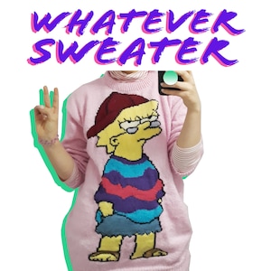 Könnte beinhalten: Rosa flauschiger Pullover mit einem Cartoon-Bild von Lisa Simpson, die einen roten Hut und eine Brille trägt. Der Pullover hat den Text "WHATEVER SWEATER" obenauf gedruckt.